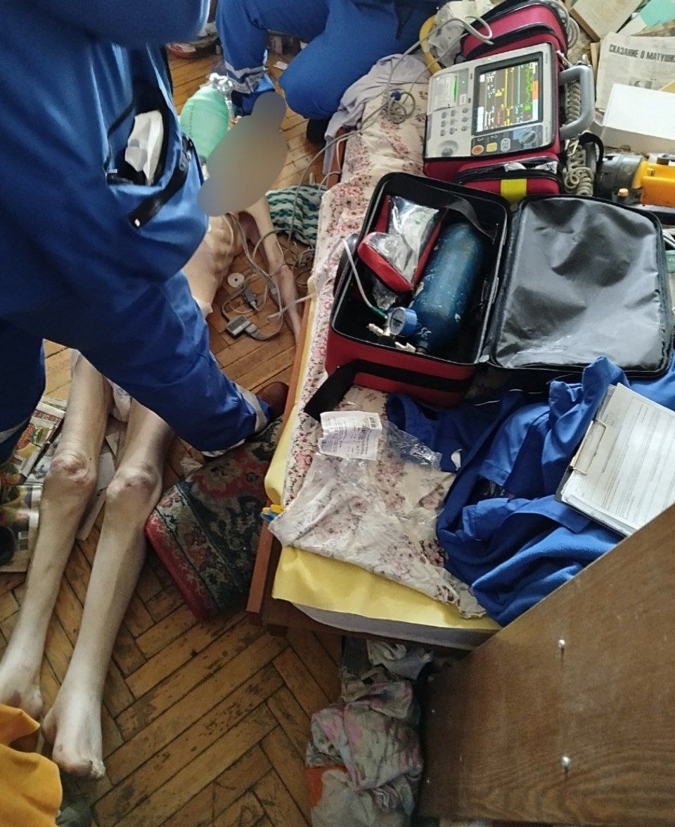 Сразу переместили на пол для проведения реанимации.