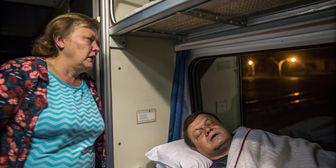 Ночная посадка в поезд обернулась скандалом — на нижней полке уже храпел незнакомец