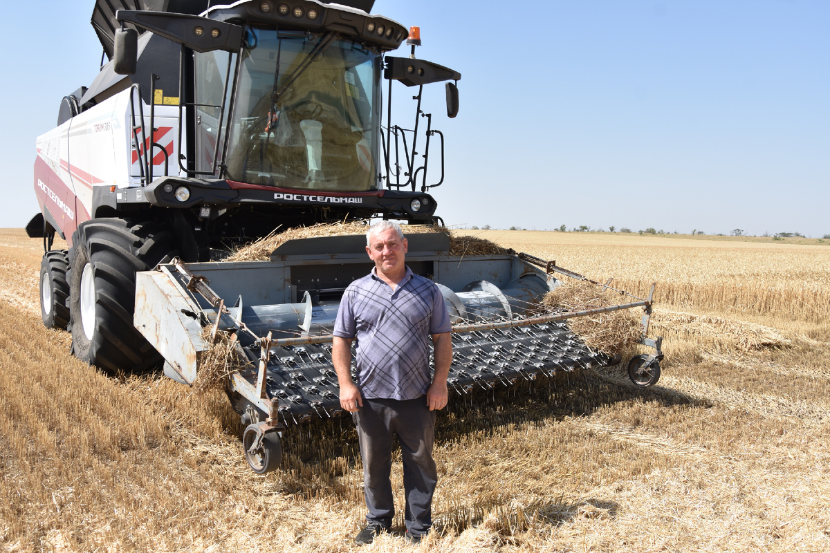 С. Р. Степанян на комбайне «Торум-785» поставил рекорд предприятия, намолотив 260 тонн пшеницы.