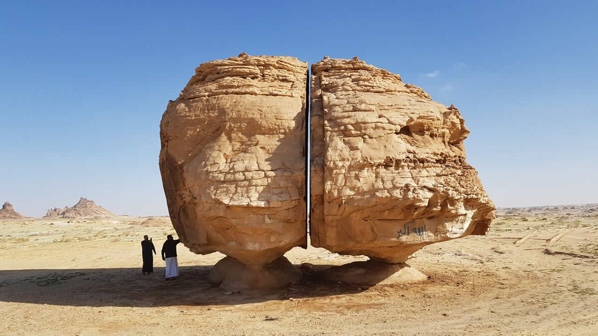 Это Аль-Наслаа, монолит в Саудовской пустыне