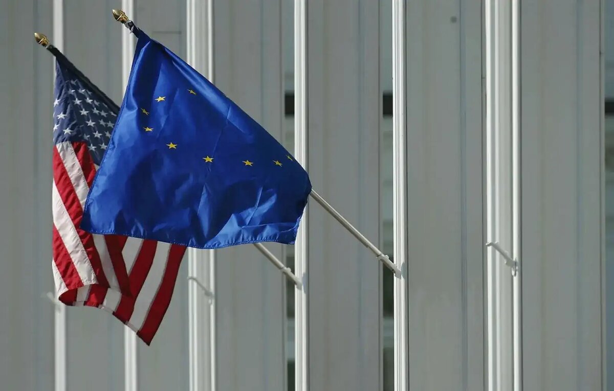    Флаги Евросоюза и США. © flickr.com
