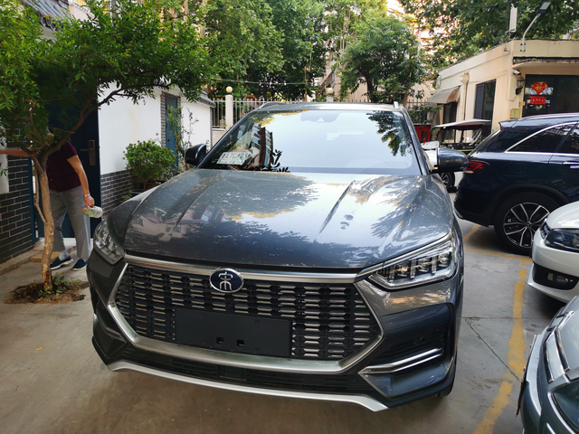 Фото 1. Передняя часть BYD song plus.