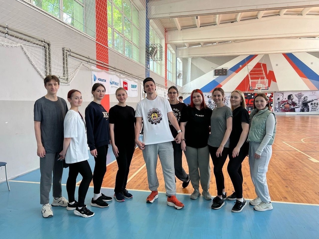    Староста Екатерина Савельева из Мининского университета (четвёртая справа) со своей группой