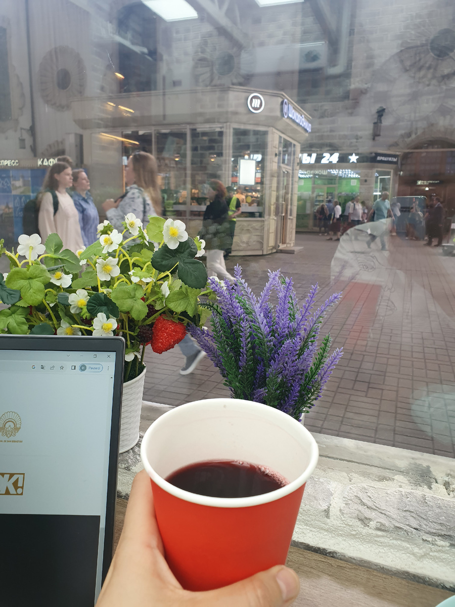 Работа на фрилансе, когда работаешь в любое свободное время. В ожиданнии поезда на Казанском вокзале.