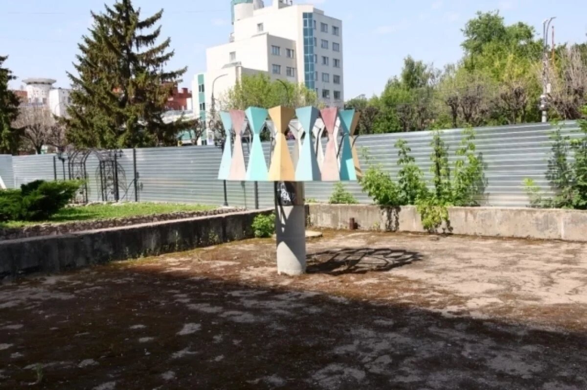    Фонтан около Рязанского театра кукол демонтируют