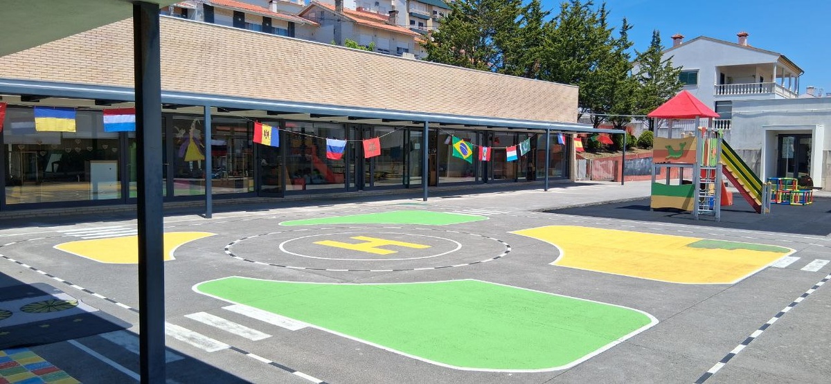 Внутренний двор детского сада. Одна из площадок. Дети зедсь могут кататься на велосипедах. Играть в футбол, прыгать на батуте.