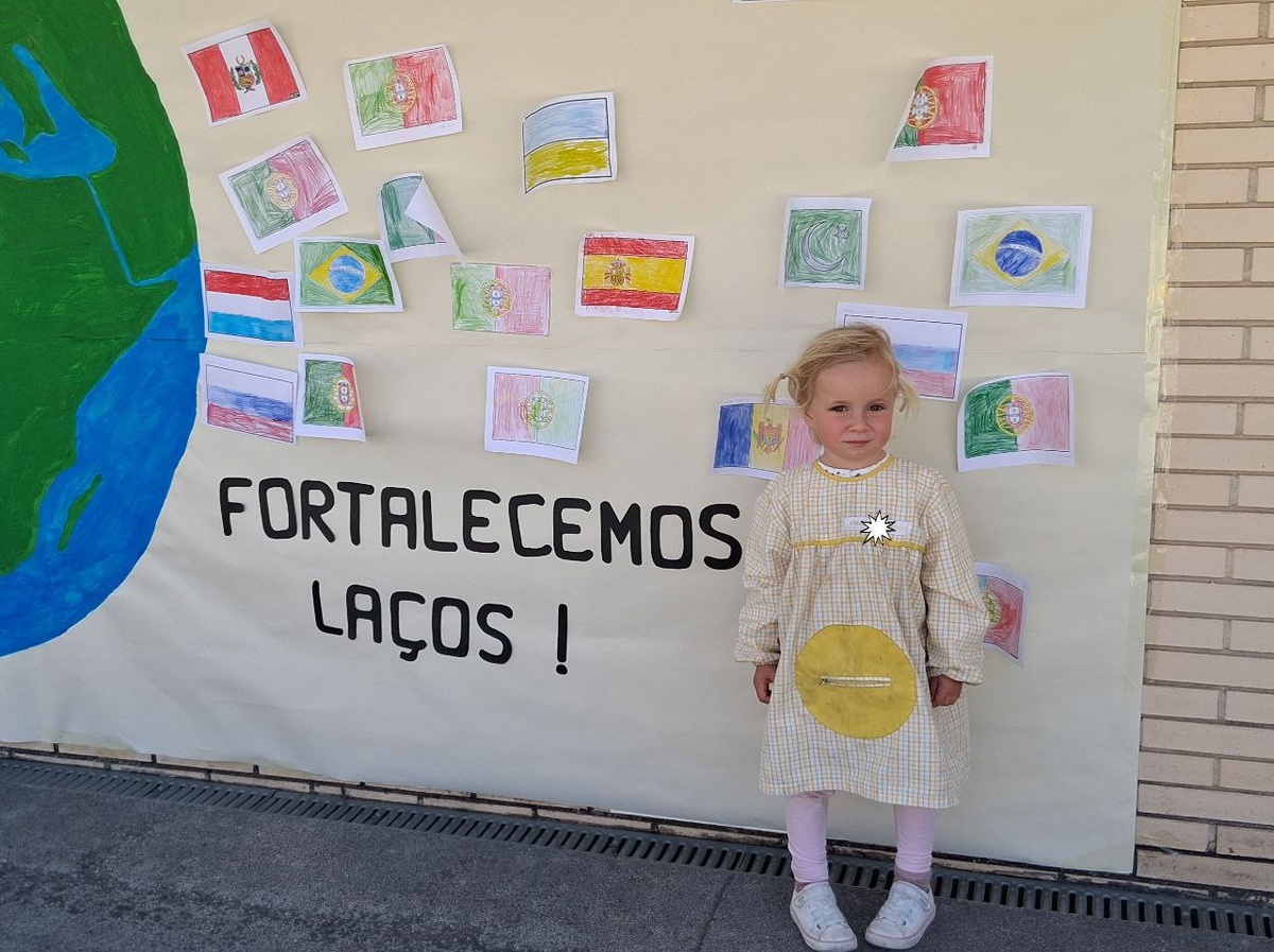 Это наша карта мира. Вот наш флажок бело-сине-красный.  Как видите, в нашем детском саду мигрантов - целая толпа.  