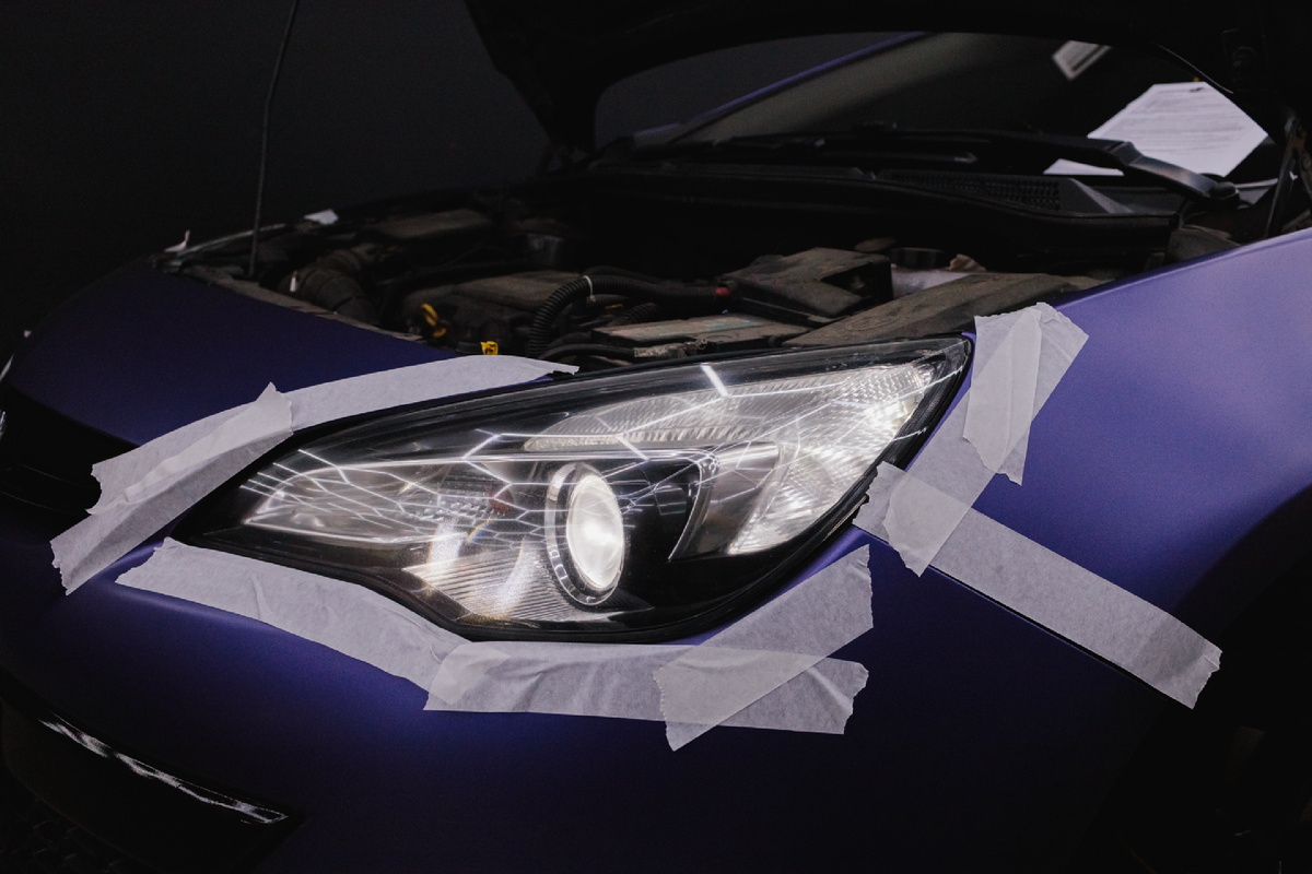 Источник фото: https://custom-heroes.ru/raboty/vid-uslugi/avtosvet/zamena-linz/opel-astra-j-vosstanovlenie-i-tyuning-shtatnoy-optiki-s-ustanovkoy-sariti-s7-led/