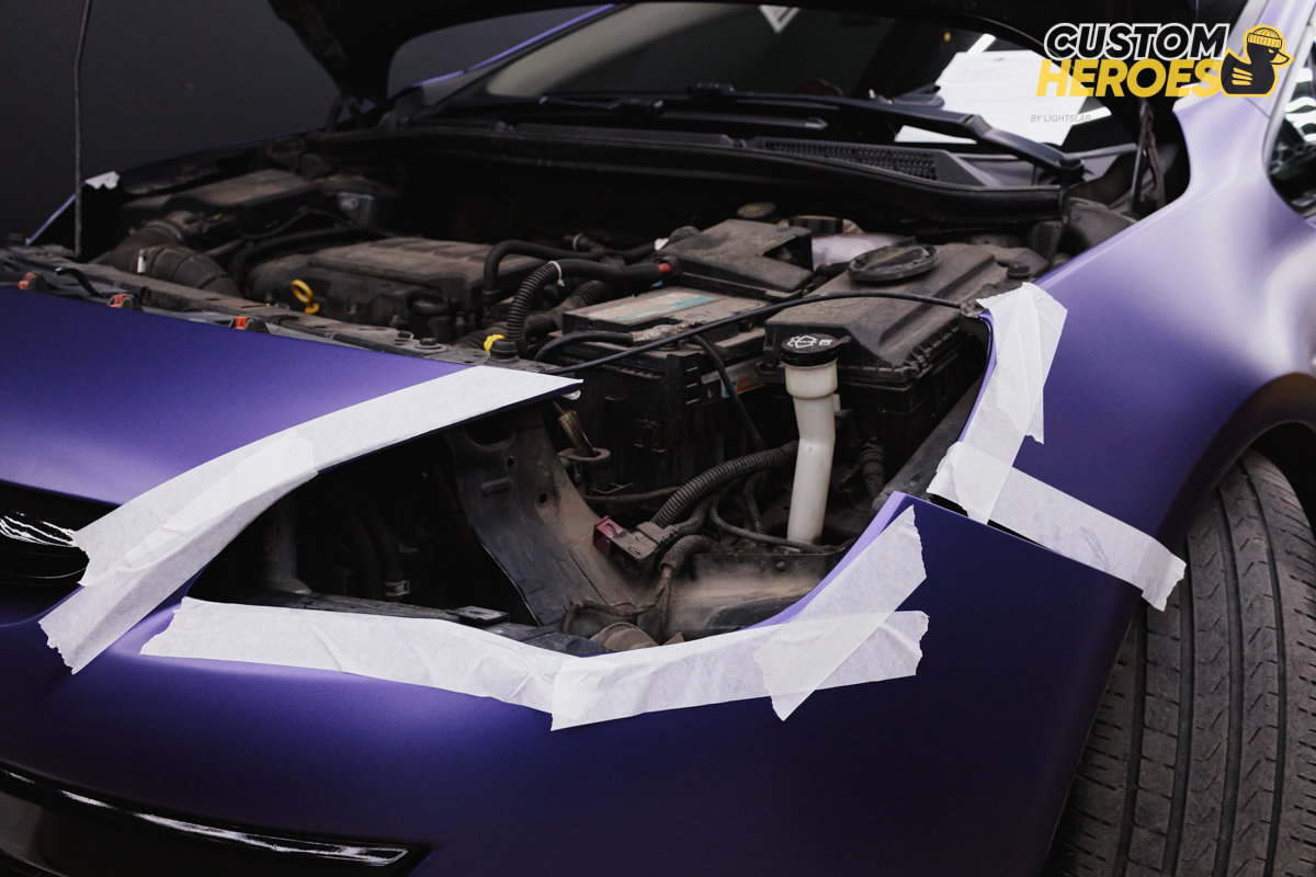 Источник фото: https://custom-heroes.ru/raboty/vid-uslugi/avtosvet/zamena-linz/opel-astra-j-vosstanovlenie-i-tyuning-shtatnoy-optiki-s-ustanovkoy-sariti-s7-led/