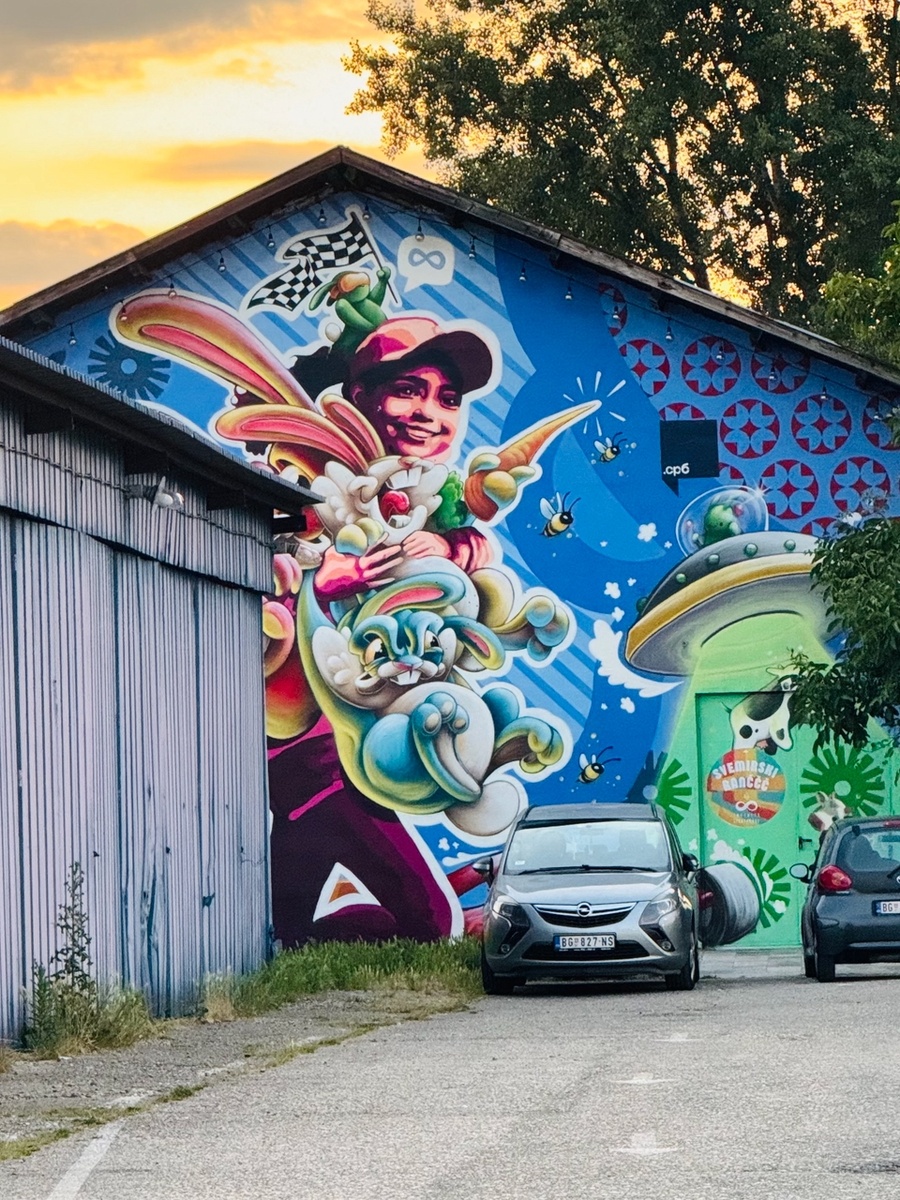 Это просто яркий красивый мурал на стене