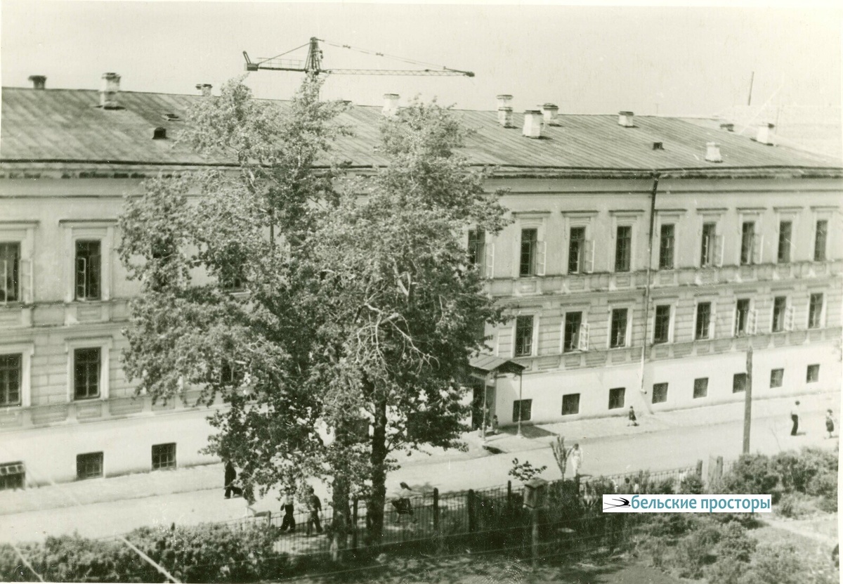 Гоголя, 11. Здание педагогического института им. К. Тимирязева. Виден кран на стройке главного корпуса БГУ. 1956 г.