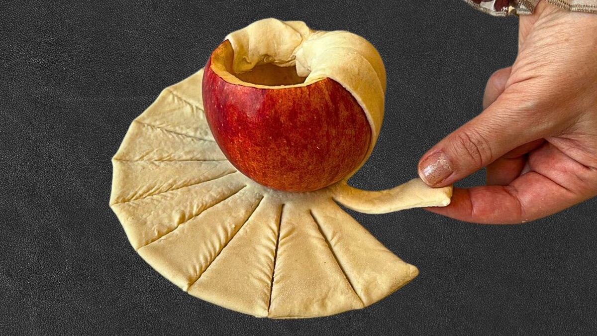 Яблоко в слоенном тесте 