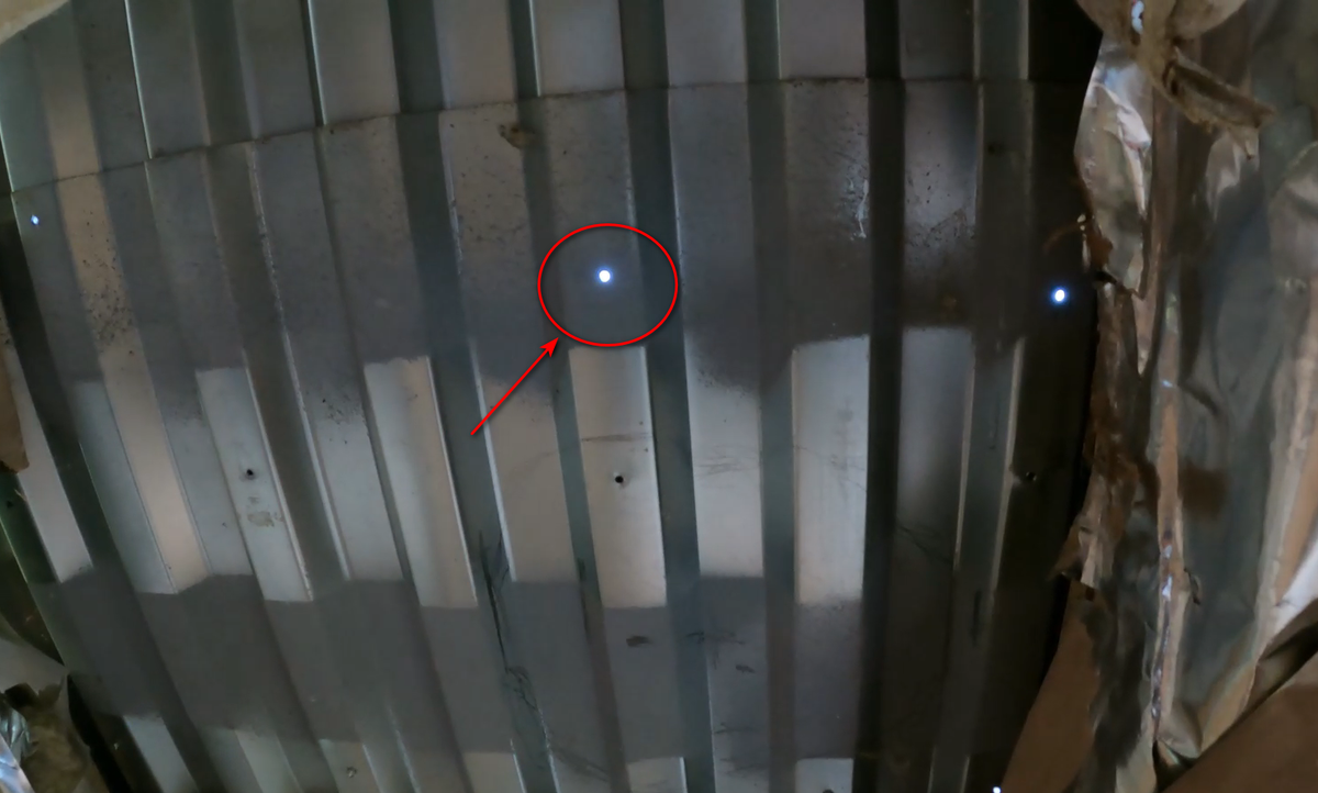 Например такое отверстие от саморезов