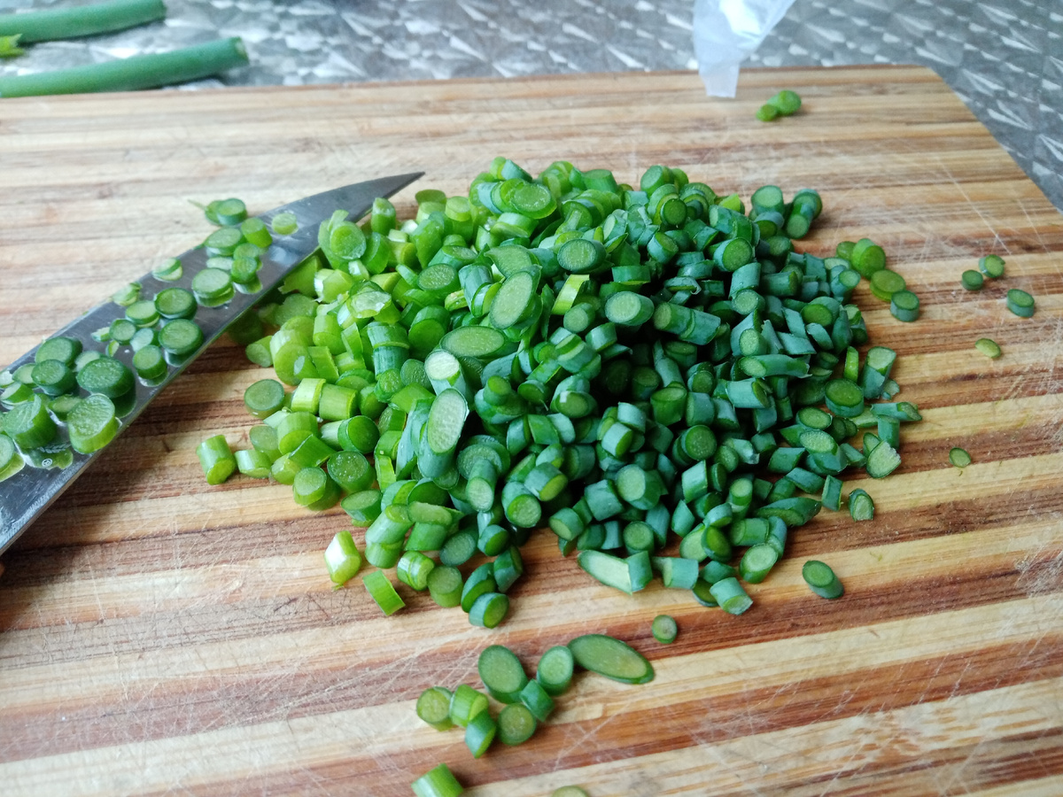 стрелки чеснока готовятся в морозилку😁/фото автора