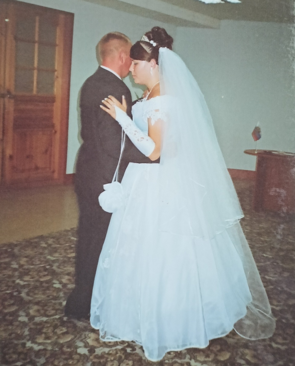 Почему-то нервничали в ЗАГСе. Осознавали торжественность момента.