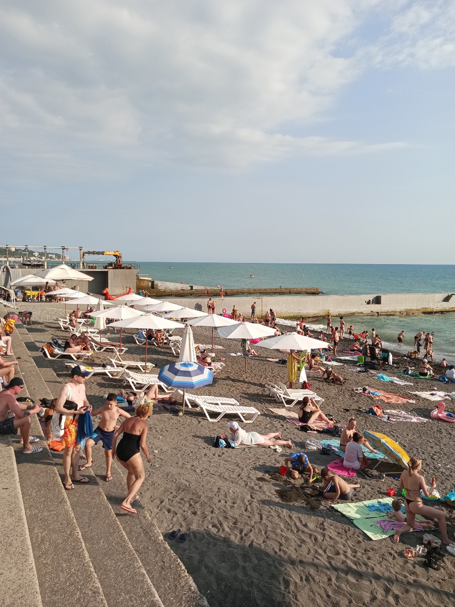 Каждый участок пляжа занят лежаком или полотенцем