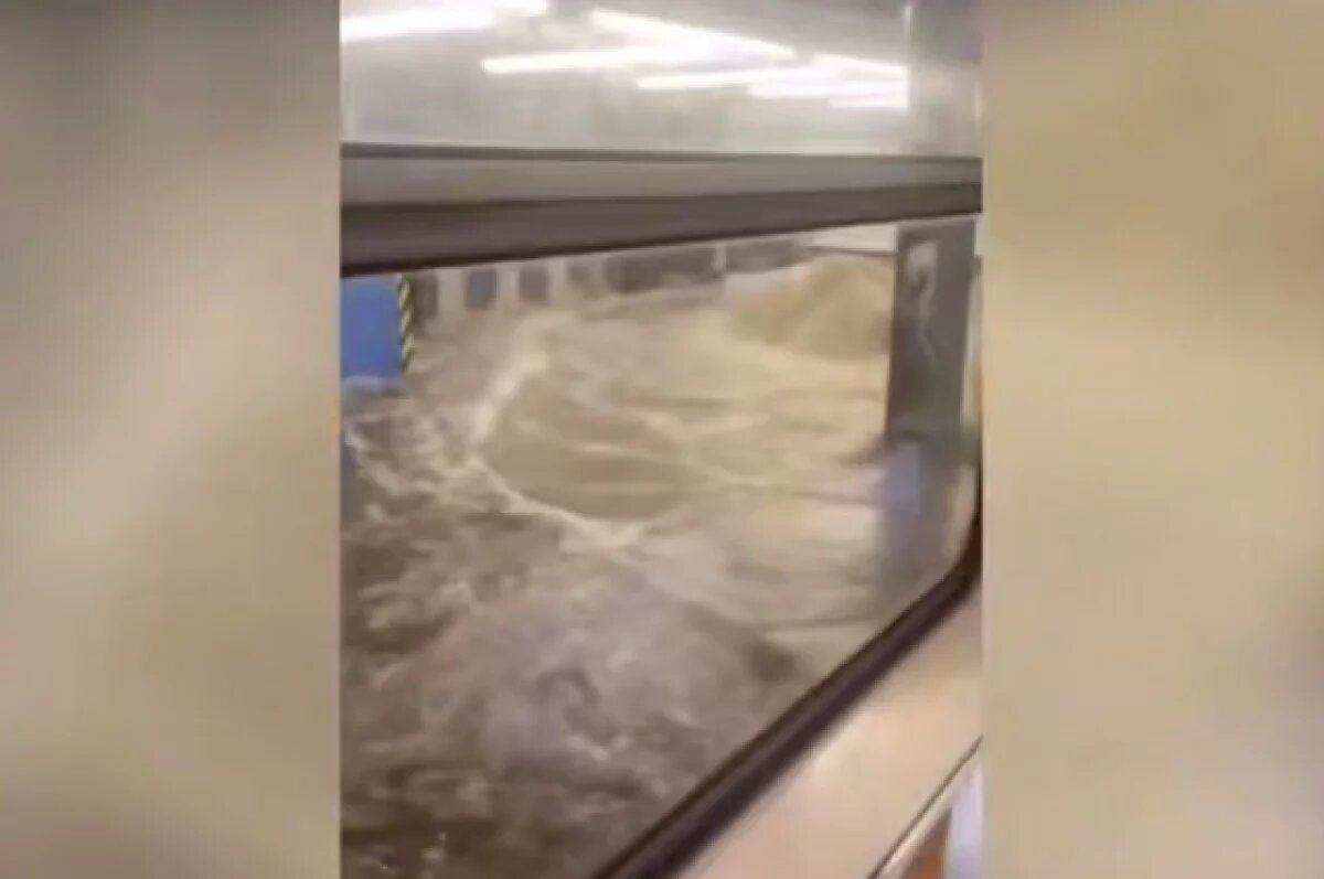    Появились кадры затопленного метро в Нью-Йорке после сильных ливней