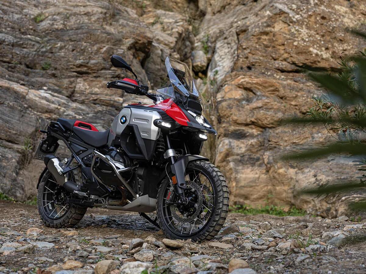 BMW R 1300 GS Adventure 2025 года отличается высокой проходимостью как на дороге, так и на бездорожье, а его грузоподъемность делает его отличным спутником в  путешествии.