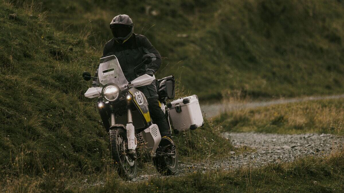 Модель Norden 901 2025 года от Husqvarna сочетает в себе внедорожную функциональность, комфорт и высокотехнологичные возможности, что делает ее идеальным компаньоном для кемпинга.