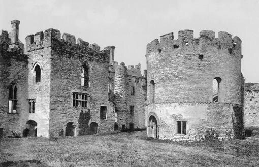 Руины замка Ладлоу на границе Англии и Уэльса. XI в. Замок был основан , получившими земли от за участие в в 1066 г.