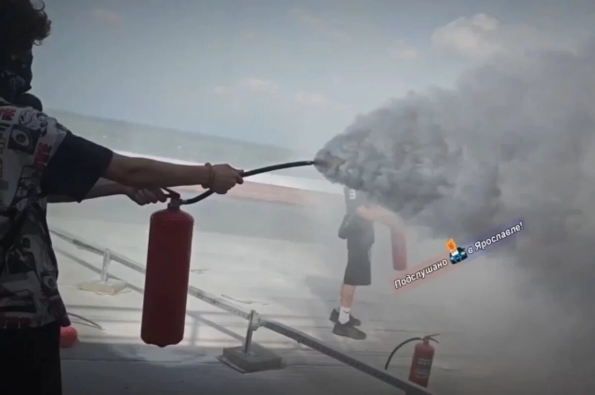    В Ярославле молодые люди распыляли огнетушители на крыше здания