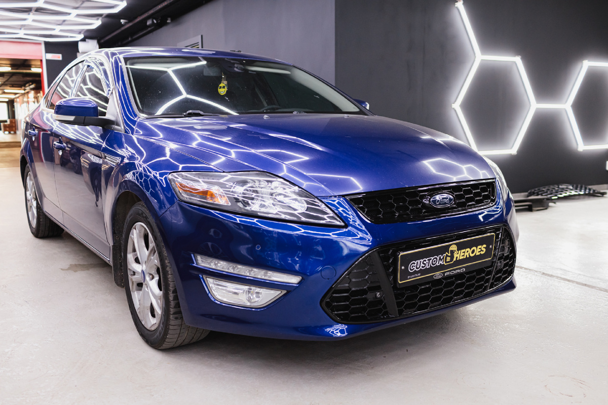 Источник фото: https://custom-heroes.ru/raboty/vid-uslugi/avtozvuk/ustanovka-teyes-cc3-2k-i-kamery-zadnego-vida-na-ford-mondeo/