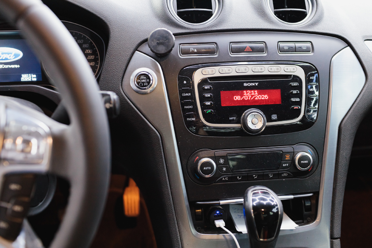 Источник фото: https://custom-heroes.ru/raboty/vid-uslugi/avtozvuk/ustanovka-teyes-cc3-2k-i-kamery-zadnego-vida-na-ford-mondeo/