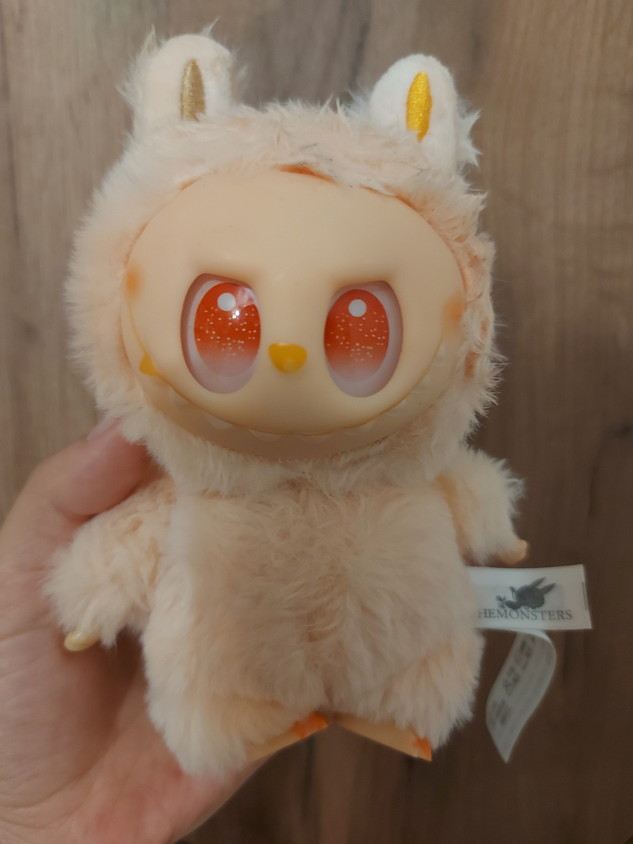 Знаете, почему он мне его в принципе решил купить? Потому что он розовый! 