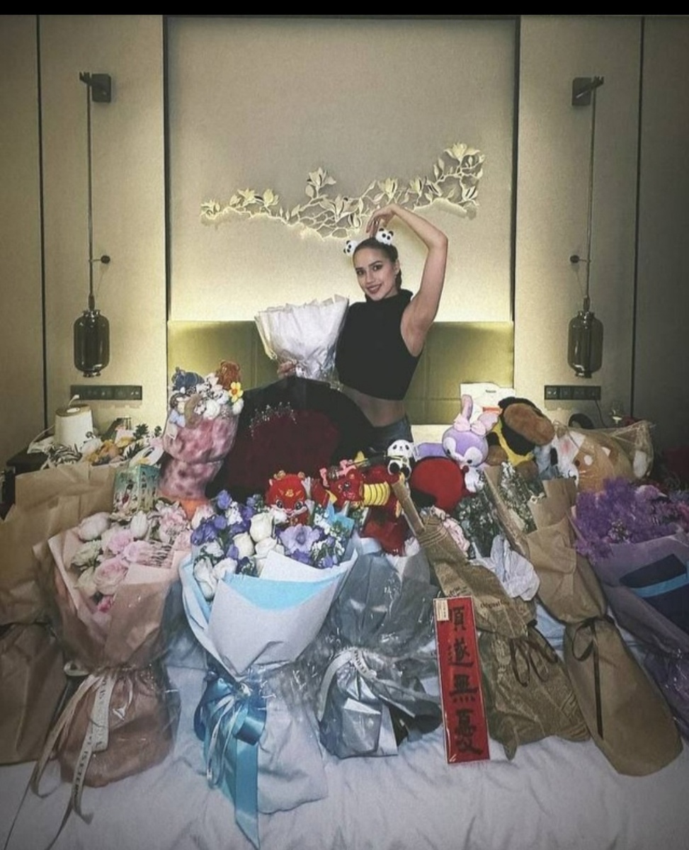 Алина в Китае с подарками от фанатов 