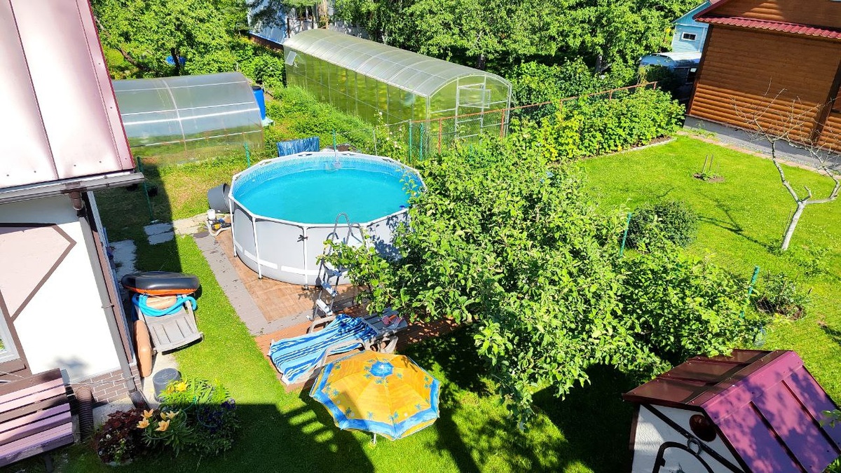 Бассейн утопает в зелени