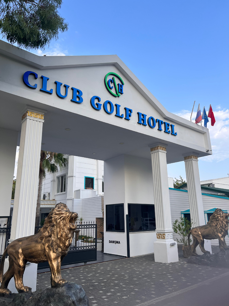 Вход в отель