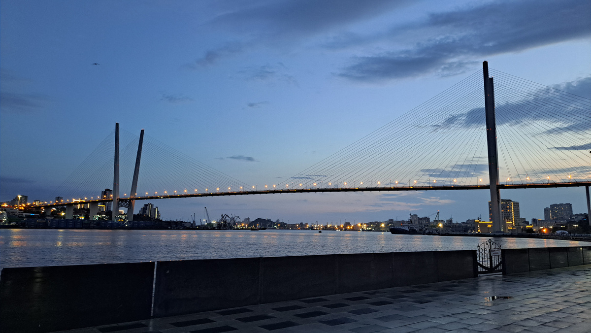 Владивосток, вид на Золотой мост с набережной Цесаревича 