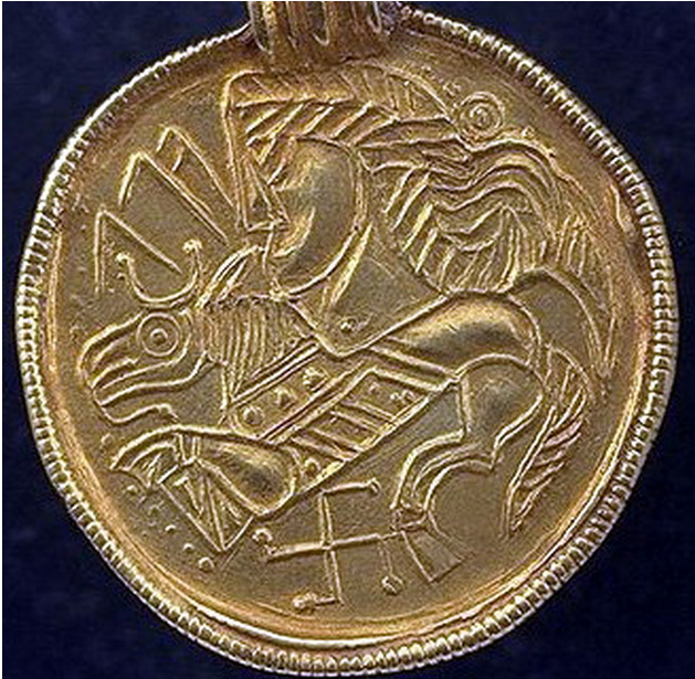 Выполненная из золота подвеска, диаметром 9 сантиметров, принадлежит к так называемому третьему (S) типу медальонов