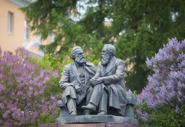 Памятник К. Марксу и Ф. Энгельсу в Петрозаводске. Фото Дмитрия Беленихина. Из открытых источников