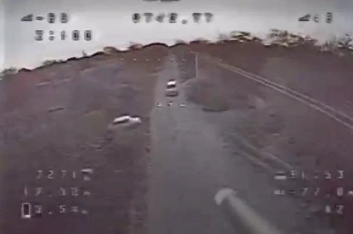    Российский военный увел свой беспилотник от машины с мирными жителями