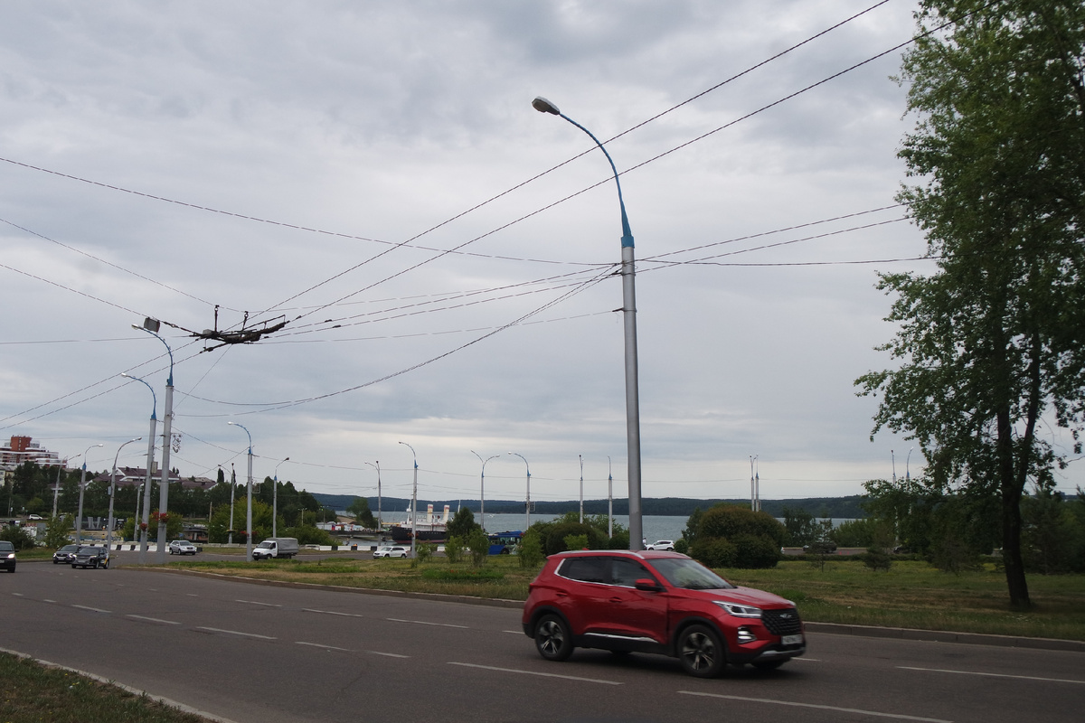 кольцо в Солнечном, вдали - ледокол Ангара и водохранилище/залив