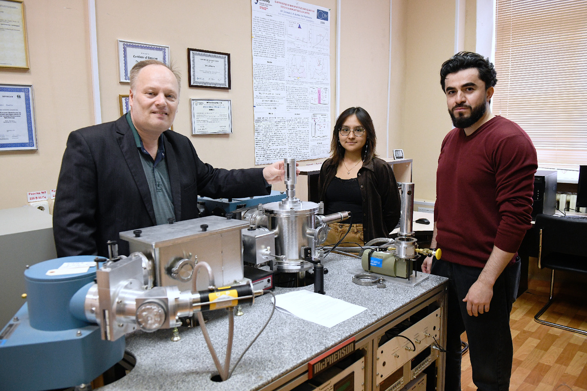 Коллектив лаборатории «Физика функциональных материалов углеродной микро- и оптоэлектроники». Фото: Дмитрий Бирюков. 