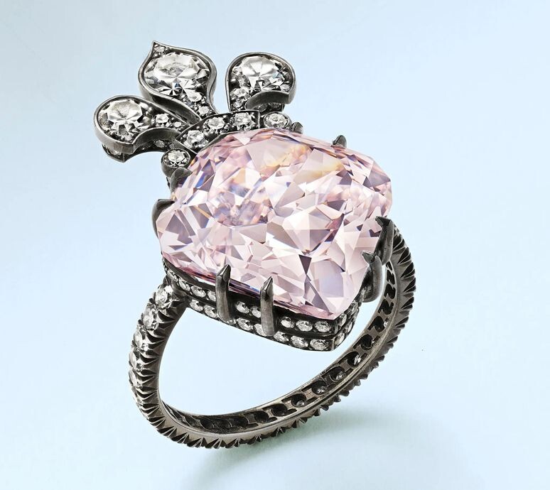 Бриллиант Marie-Thérèse Pink весом 10,38 карата, оправленный в кольцо парижского дизайнера JAR (Джоэла Артура Розенталя)