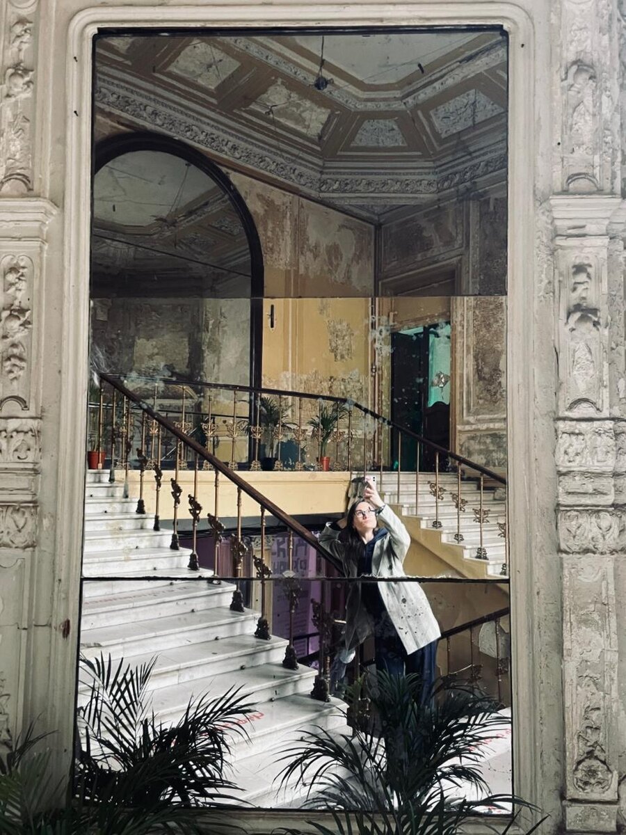 Сначала я расскажу о задумке выставки, затем о том, как это выглядит в действительности. После поделюсь авторами, которые лично меня впечатлили и расскажу о медиации по выставке.