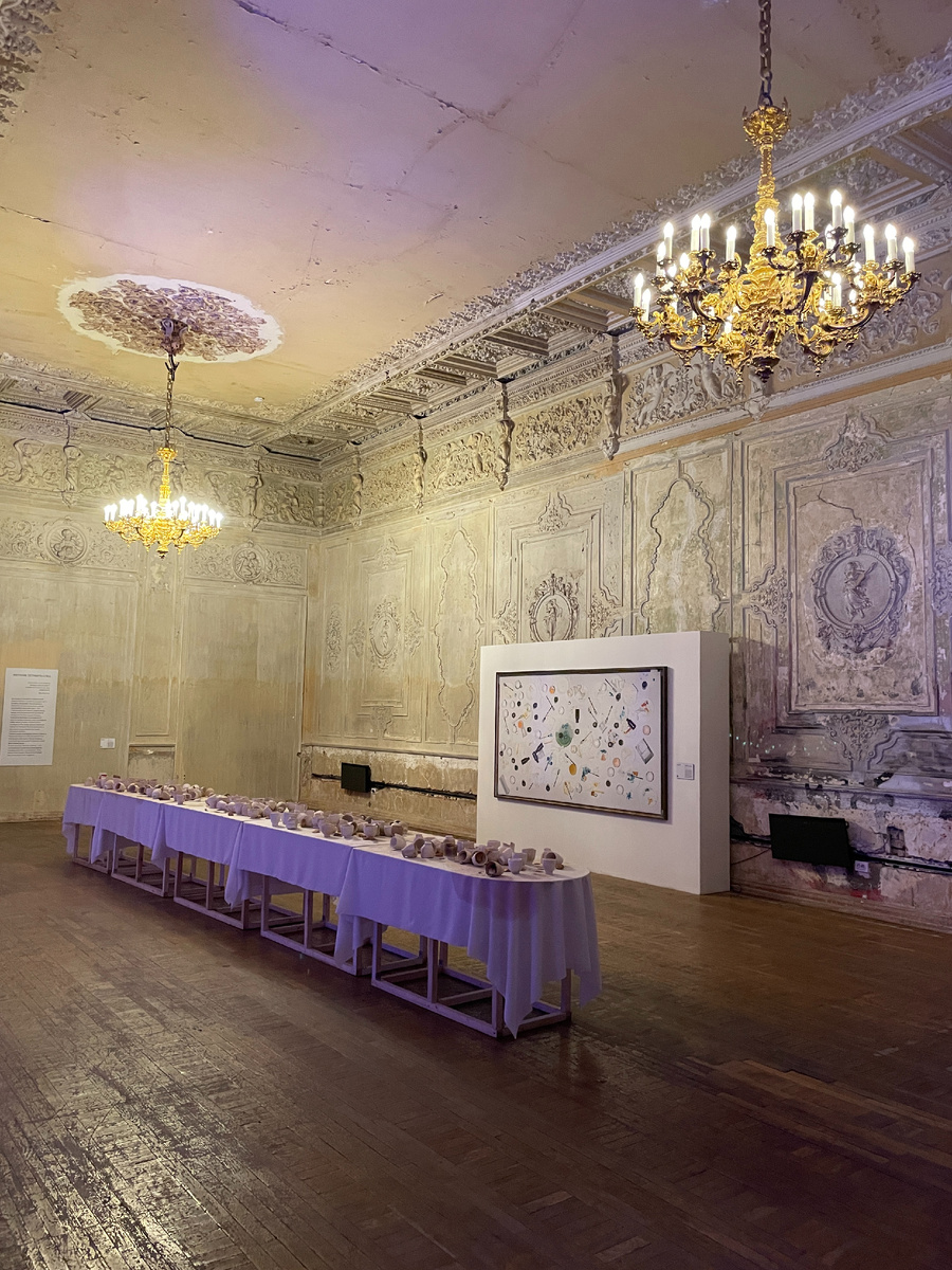 Выставка занимает 2 этаж особняка. Зайти можно как напрямую с Литейного проспекта, так и из двора через бар.
Гардероба нет. Только напольная штанга без присмотра. На 1 этаже приобретаете билет и ступаете на парадную лестницу - на ней уже начинаются работы художников.