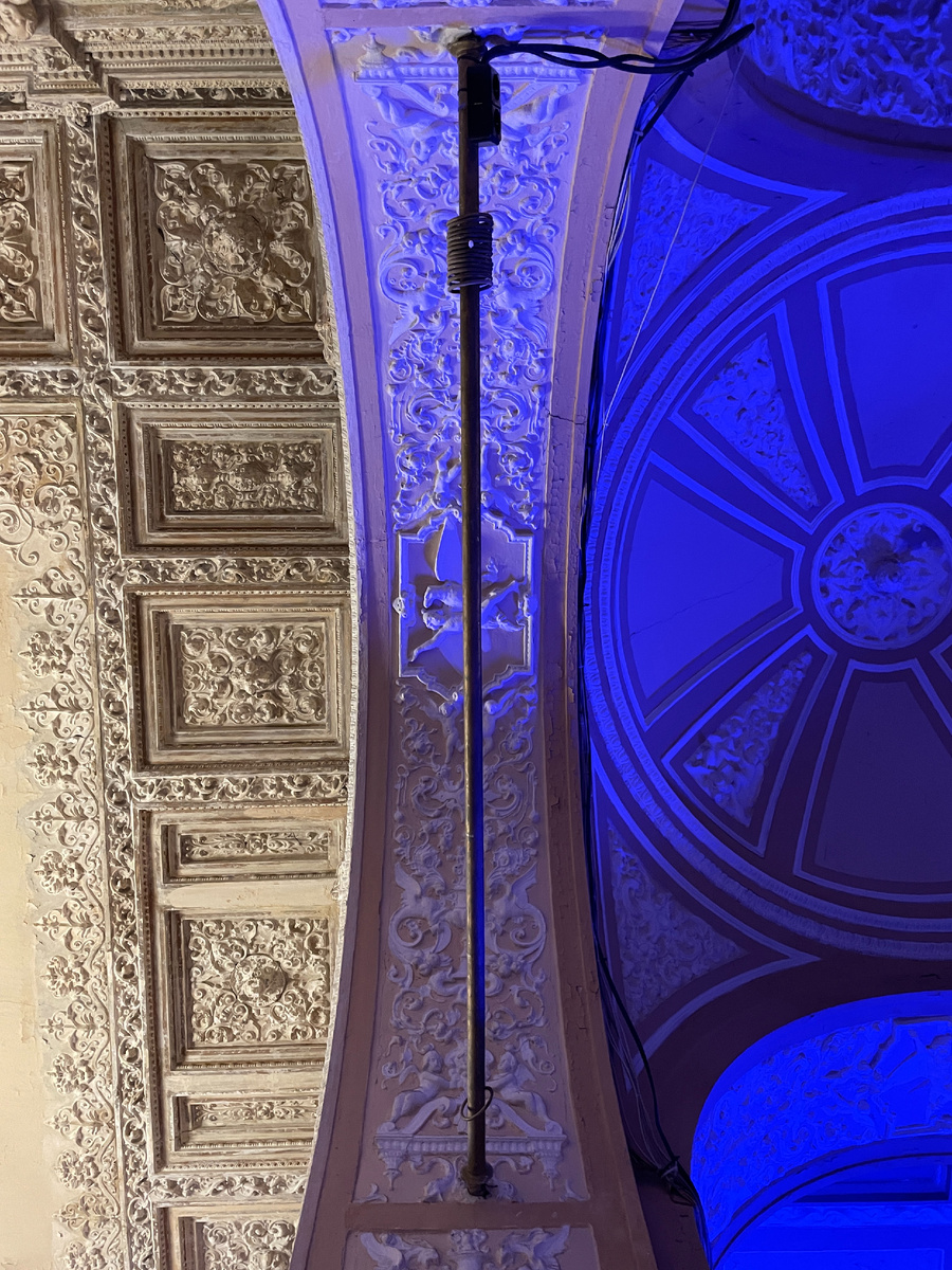 На 2 этаже во всех комнатах и коридорах находятся работы. Населяют они помещение плотно. Где-то автору выделена целая комната, в каких-то комнатах собрано несколько творцов. Некоторые арты со звуковым сопровождением мешают друг другу. Какие-то инсталляции не работали.