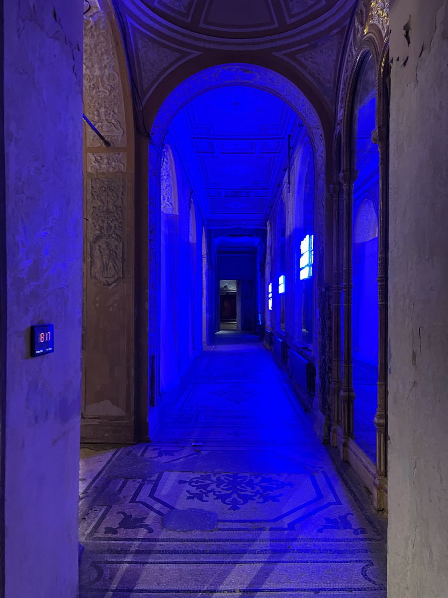 Лично я за полтора часа не успела рассмотреть все. За это время только успела оббежать предложенные залы, но выписать имена, прочитать описание, вникнуть в работу удалось не в каждую. 