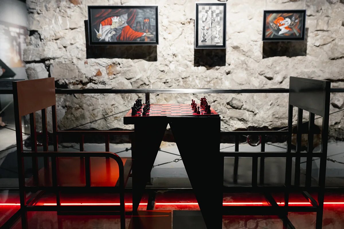   Александр Родченко. Шахматный стол из «Рабочего клуба» 1925 (современная реплика, выполненная по чертежам Александра Родченко) 
Предоставлено организатором