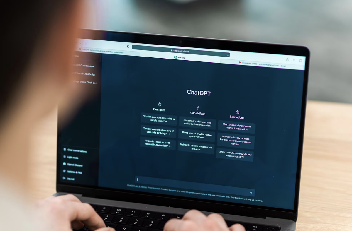 Джипити чат — это современная нейросеть, которая с 2023 года быстро набирает популярность по всему миру