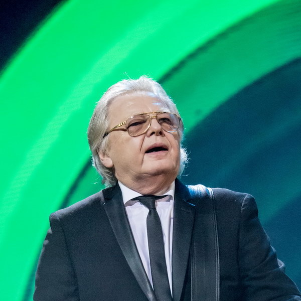     Юрий Антонов не самый богатый артист, но может угостить девушку шампанским