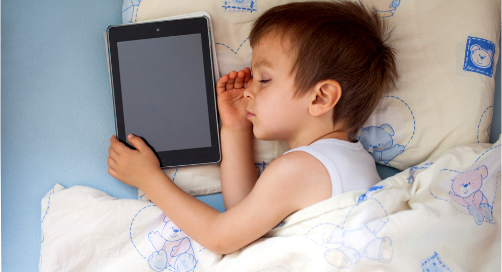 «Внук засыпает с планшетом, питается сосисками, закатывает истерики. Я не согласна с методом воспитания дочери и зятя. Что делать?»