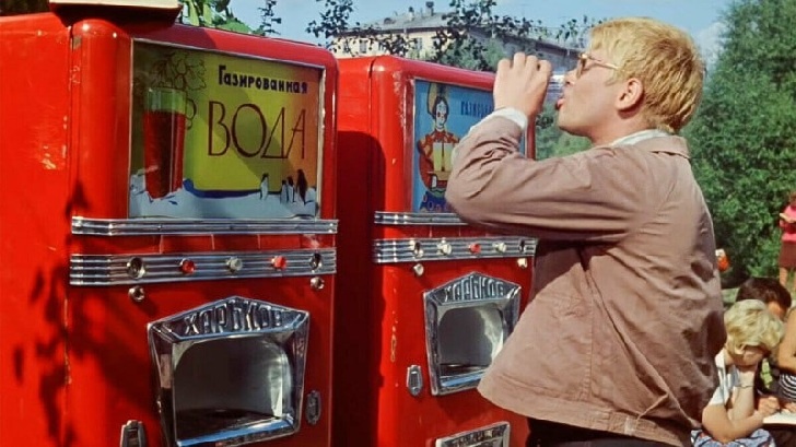    Кадры из к/ф Леонида Гайдая «Операция „Ы“»