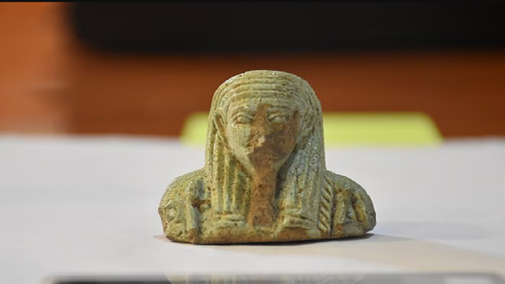     Фото: University of Manchester Археологи нашли глазурованную керамическую погребальную статуэтку, которая называется ушебти