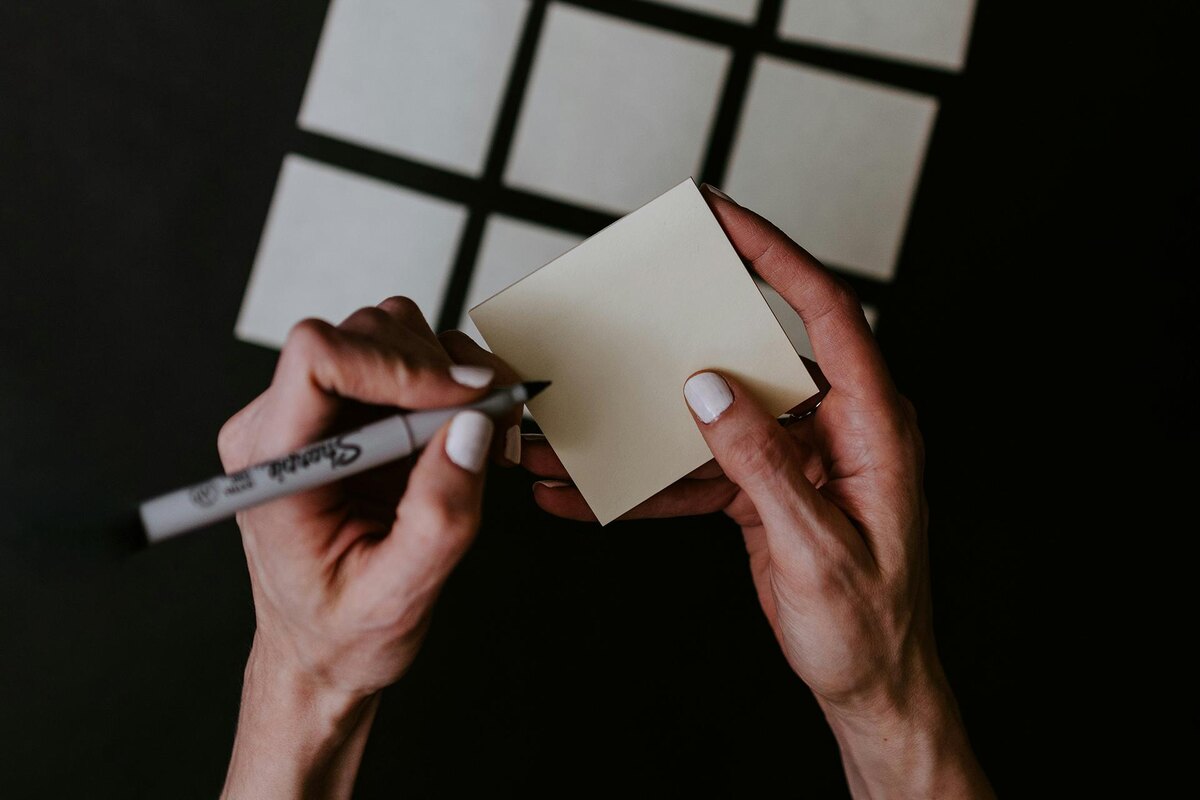 Kelly Sikkema / Unsplash📷Асинхронный формат (письмо, голосовое сообщение, заметка) может быть эффективнее, чем встреча