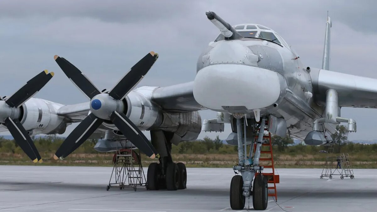   Пресс-служба Министерства обороны России- Российский стратегический бомбардировщик-ракетоносец Ту-95МС, снаряженный крылатыми ракетами Х-101